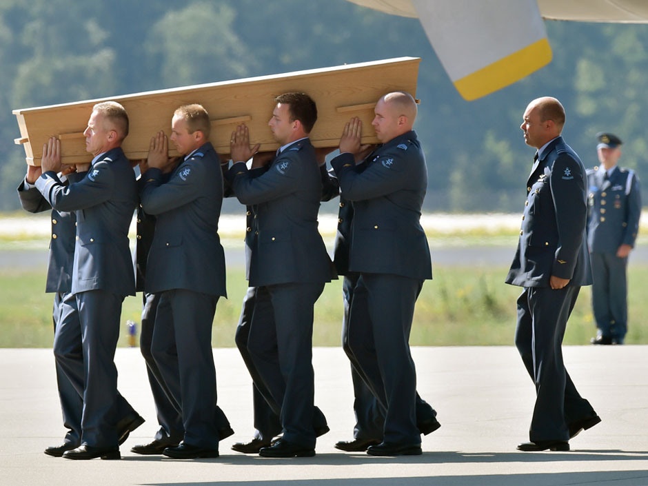 6 quan tai chua phan thi the nan nhan MH17 tro ve Ha Lan hinh anh