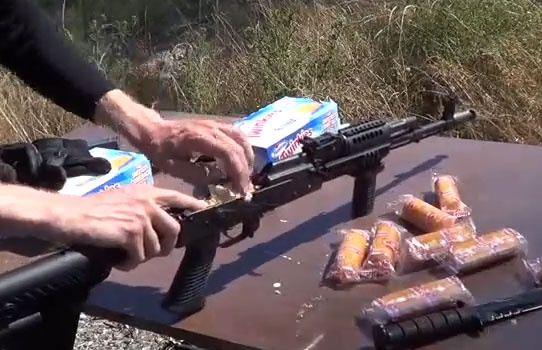 Nhoi banh trung vao trong than khau sung huyen thoai hinh anh