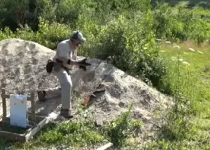 AK-47 ban tot sau khi bi vui trong cat hinh anh