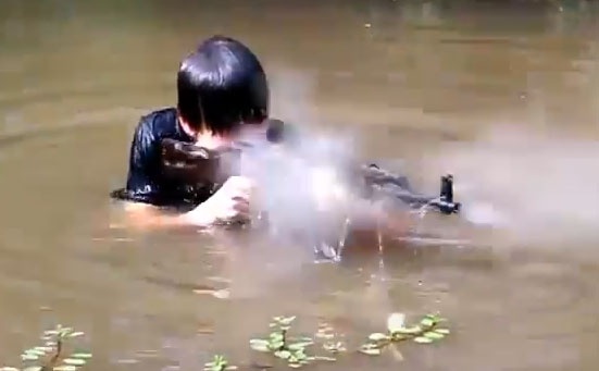 Tha dat vao trong than sung AK hinh anh