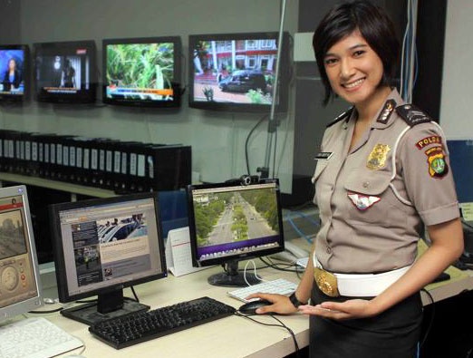 Vi sao Indonesia kiem tra trinh tiet nu canh sat? hinh anh