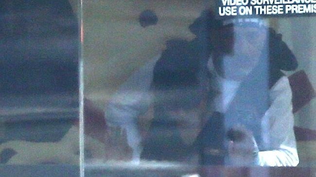 Tay súng đang kiểm soát một con tin trong quán cafe Lindt. Ảnh: News Corp Australia