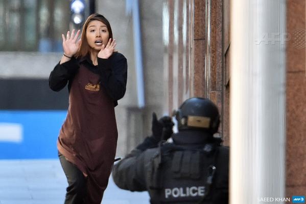 Hai phu nu thoat khoi quan ca phe Lindt hinh anh