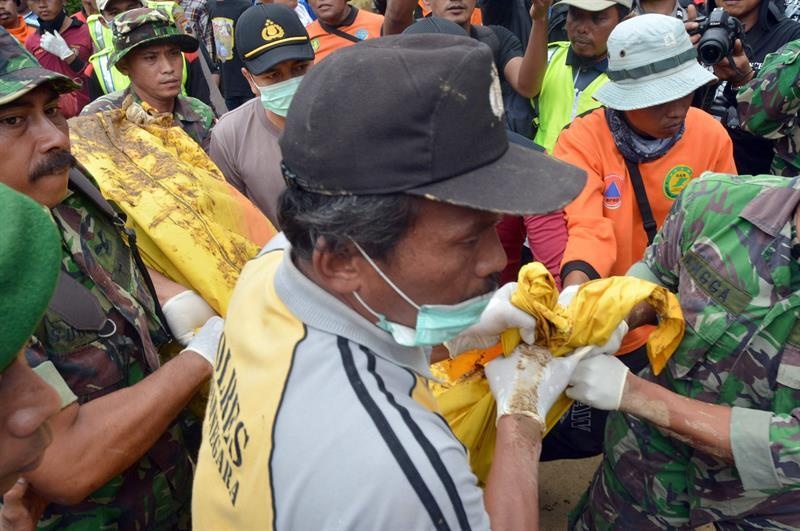 Hang ngan nguoi boi bun de tim nan nhan vu lo dat Indonesia hinh anh