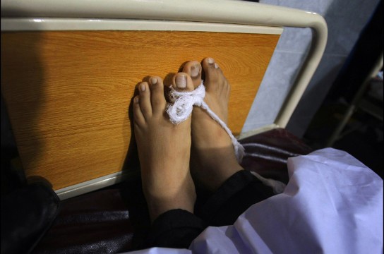 Thi thể một học sinh thiệt mạng tại bệnh viện địa phương. Ảnh: AP