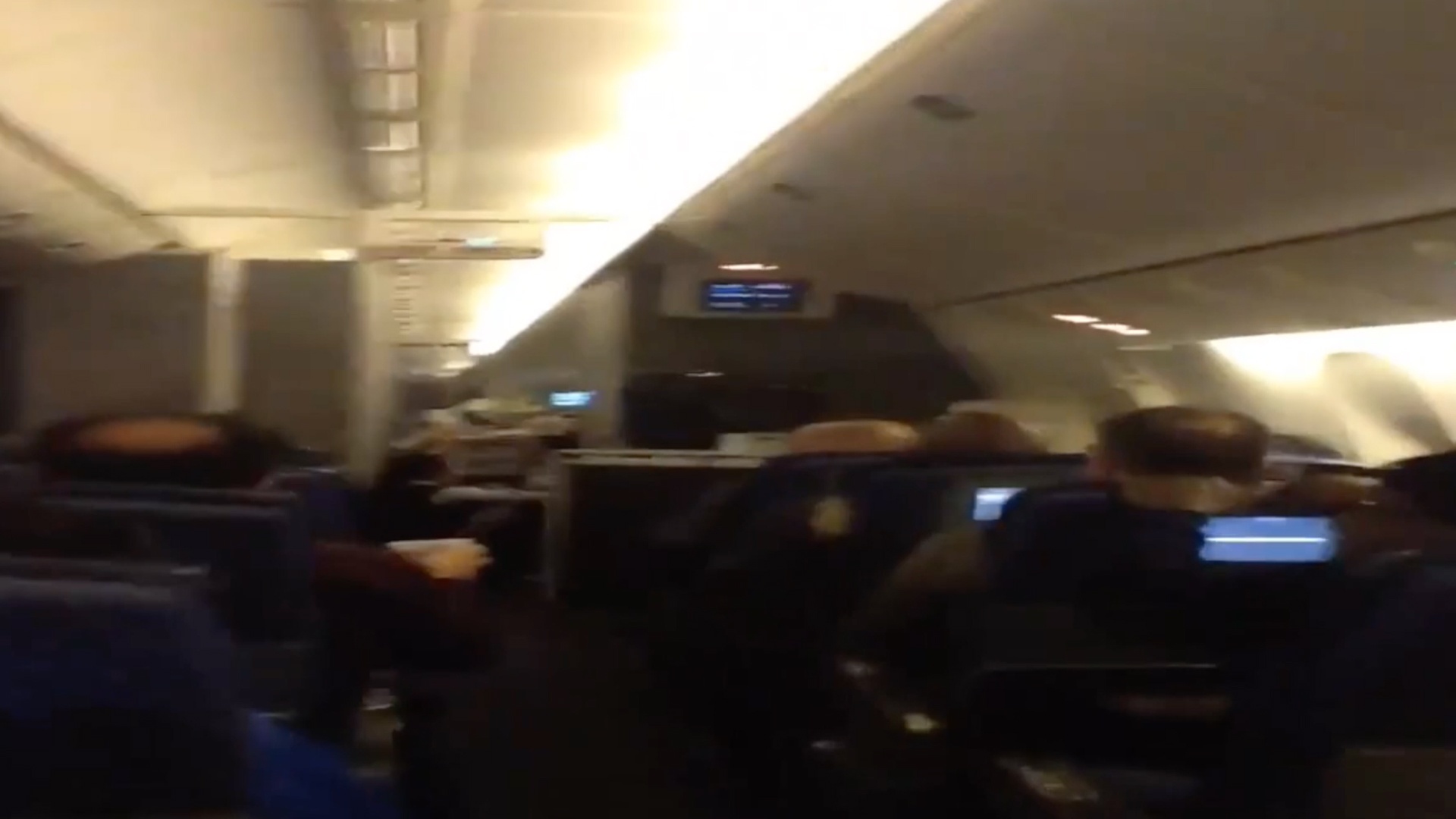 Hanh khach hoang loan vi may bay di vao vung nhieu dong hinh anh