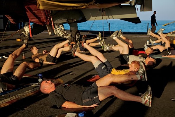 Cuoc song tren san bay noi di dong cua Hai quan My hinh anh