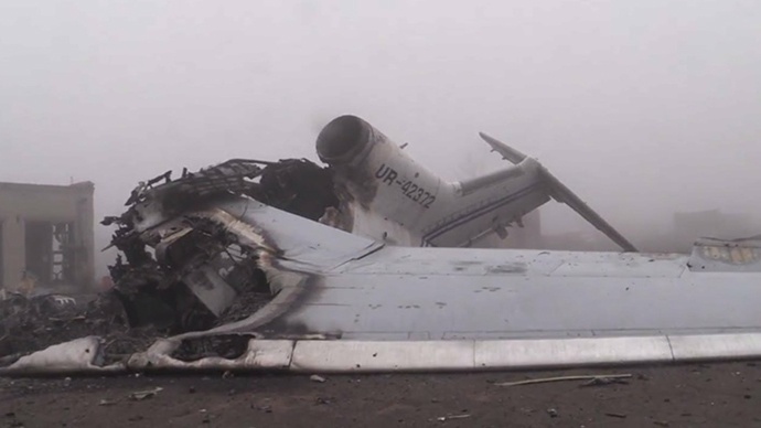 Xac may bay cho khach la liet tren san bay Ukraine hinh anh