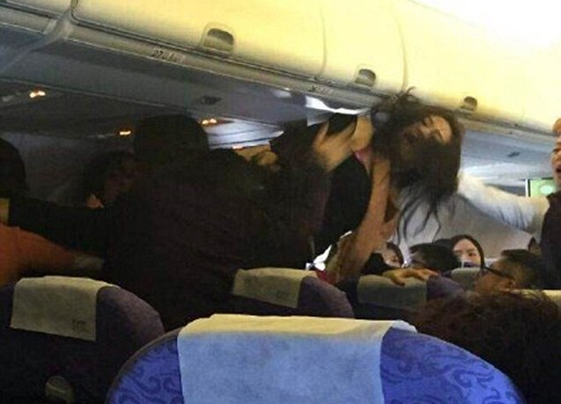 Hai tuan nao loan hang khong cua du khach Trung Quoc hinh anh