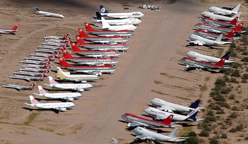 Khoảng 300 máy bay chở khách đang phơi mưa phơi nắng trong một nghĩa địa ở ngoại ô thành phố Tucson, bang Arizona, Mỹ. Chúng là nơi an nghỉ của những chiếc máy bay từng tung hoành trên bầu trời như DC-8, DC-10, Boeing 737, Boeing 747 đến những chiếc Airbus A300 và A310. Người ta sẽ tận dụng những gì còn sử dụng được từ những chiếc máy bay này.