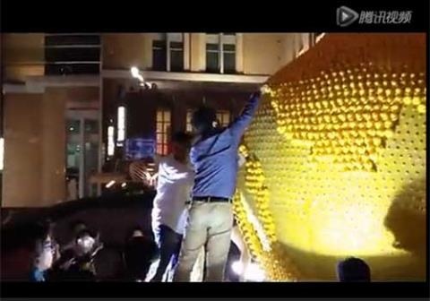 Dan Trung Quoc hoi vit nhua tu qua le khong lo hinh anh