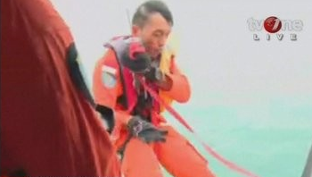 Tiep can thi the nan nhan noi tren mat bien hinh anh