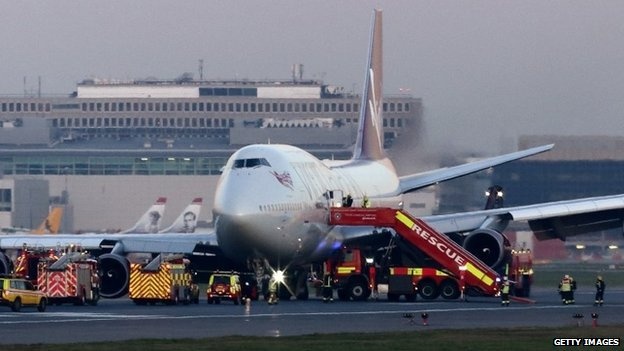 Xe chuyen dung bua vay Boeing 747 gap su co hinh anh