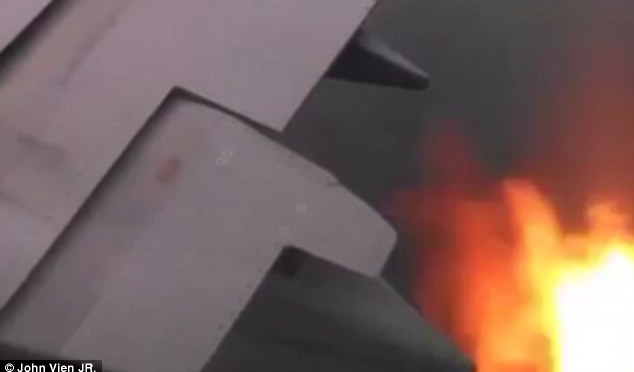 Dong co may bay cho khach khac lua giua troi hinh anh