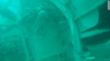 Can canh manh vo QZ8501 nam duoi day bien hinh anh