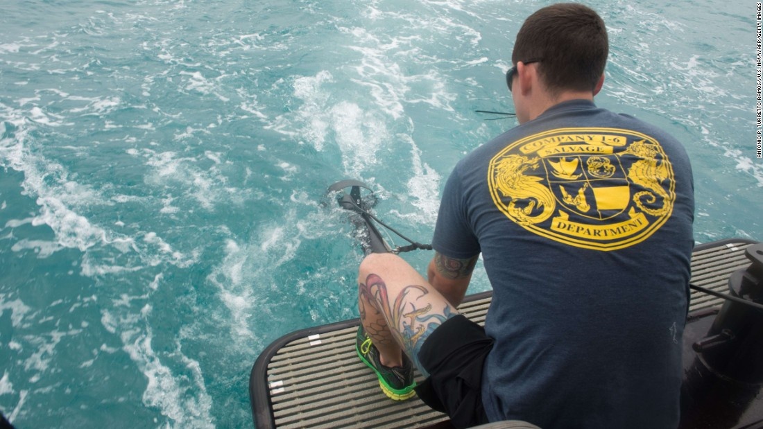 Hai quan My tha thiet bi do ngam tim phi co AirAsia hinh anh