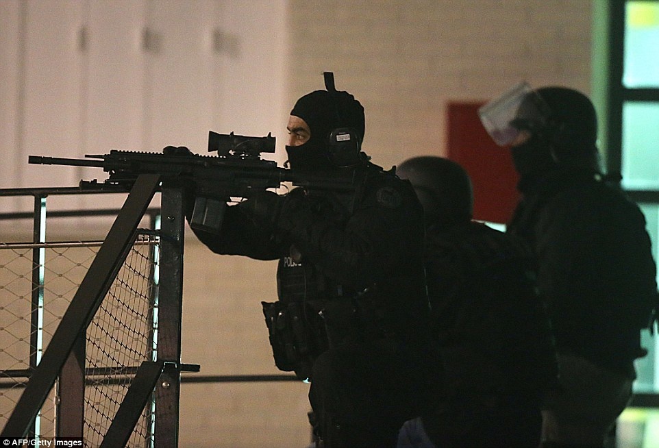 Dac nhiem vu trang Phap san lung hung thu vu khung bo Paris hinh anh