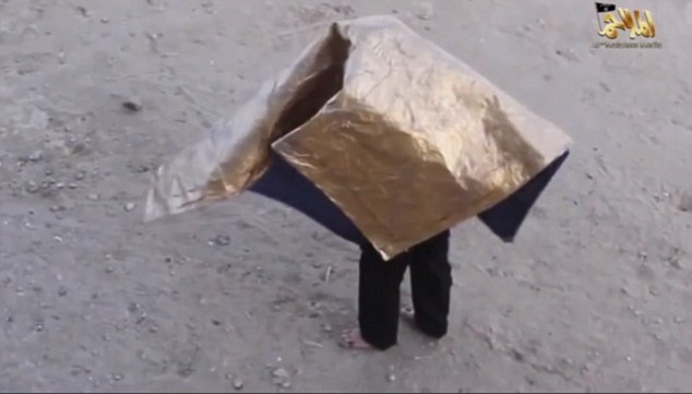 Chien binh Hoi giao tang hinh truoc may bay khong nguoi lai hinh anh