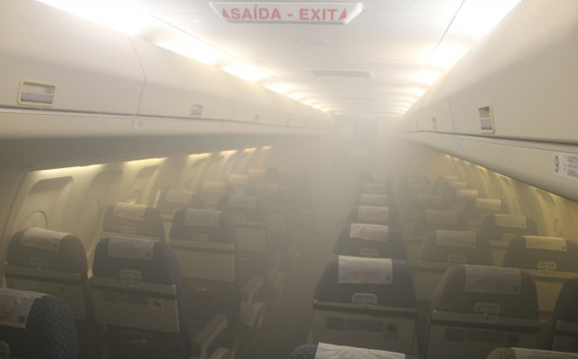 Tiep vien hoc cach sinh ton khi may bay roi giua rung Amazon hinh anh