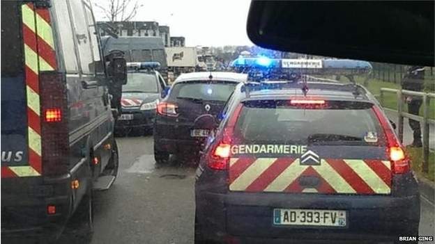 Canh sat truy duoi nghi can vu xa sung Paris hinh anh