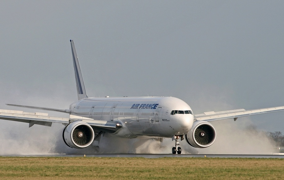 Dong khi phan luc day Boeing 777 bay voi toc do sieu am hinh anh