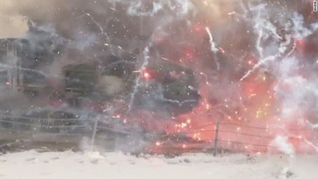 Xe cho phao hoa no tren duong cao toc dong bang hinh anh