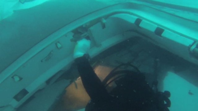 Tho lan kham pha xac may bay AirAsia duoi day bien hinh anh