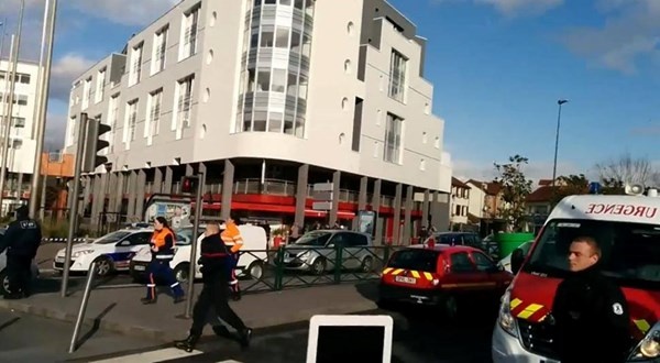 Hien truong vu bat coc con tin tai Phap hinh anh