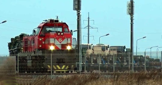 Doan tau cho xe boc thep My tap tran o Dong Au hinh anh