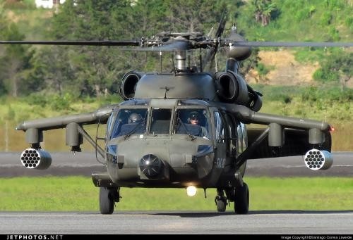 UH-60 Black Hawk có tải trọng tối đa đạt 10.600 kg cùng tốc độ cực đại lên tới 295 km/h. Ngoài khả năng vận tải, loại trực thăng này có thể vũ trang các loại súng máy trong thân, tên lửa hoặc bom gắn dưới các giá treo trên hai cánh phụ. Chúng có phạm vi hoạt động đạt 2.200 km nếu mang theo các bình nhiên liệu phụ.