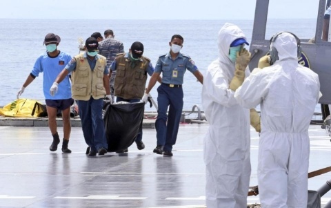 Tho lan lan dau tien vao ben trong than may bay AirAsia hinh anh