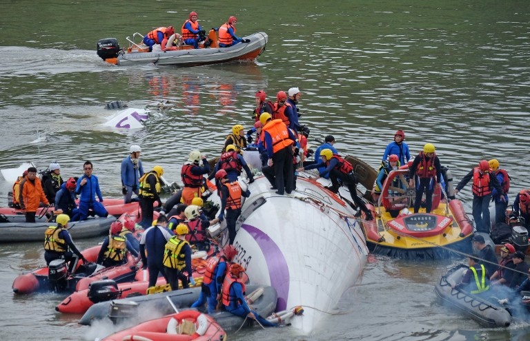 Toan canh may bay Dai Loan lao xuong song hinh anh