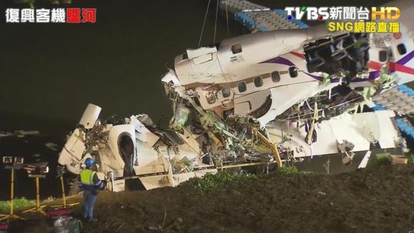 Anh phan than nat vun cua phi co Dai Loan lao xuong song hinh anh