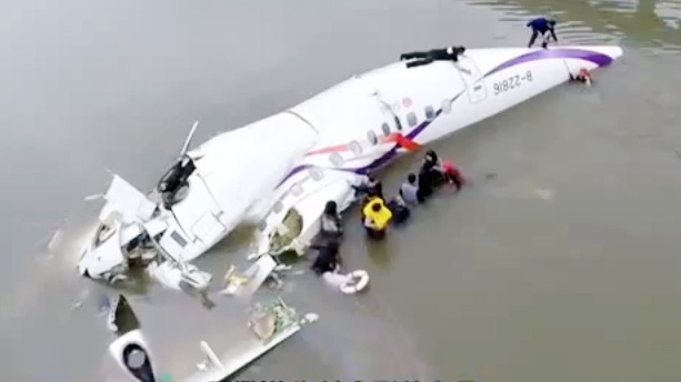 Hien truong tai nan may bay Dai Loan nhin tu Flycam hinh anh