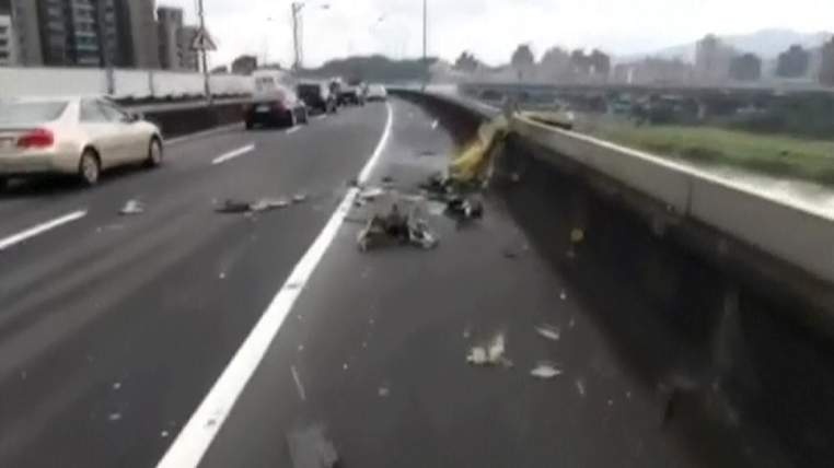 Manh vo may bay Dai Loan vuong vai tren cau hinh anh