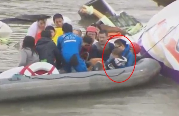 Giai cuu hanh khach nhi tu xac may bay Dai Loan duoi song hinh anh