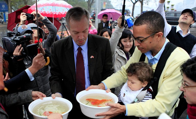 Dai su My tha ca chep o Ho Tay hinh anh