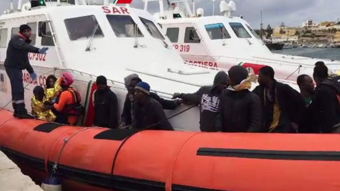 Chim tau o Dia Trung Hai, hon 300 nguoi mat tich hinh anh