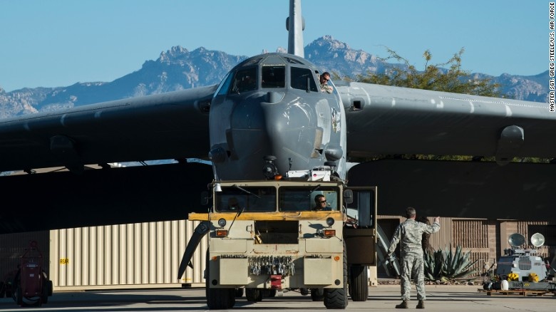 Hanh trinh hoi sinh tu nghia dia cua B-52 'ma toc do' hinh anh