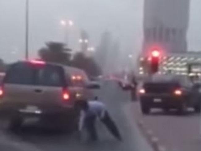 Giao thong nao loan vi mua tien o Dubai hinh anh