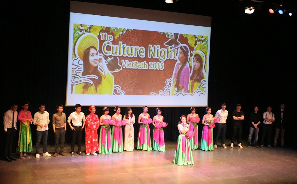 Du hoc sinh Viet mua hat quang ba van hoa tai Anh hinh anh