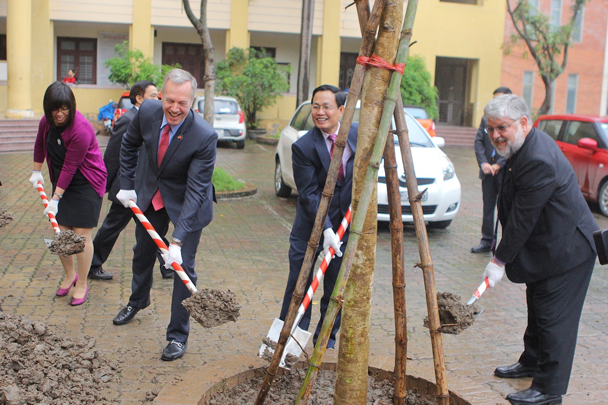 Dai su My trich dan Bac Ho khi phat bieu voi sinh vien DHQG hinh anh