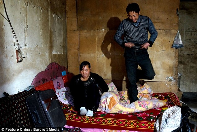 Noi niem cua phu nu xa chong o nong thon Trung Quoc hinh anh