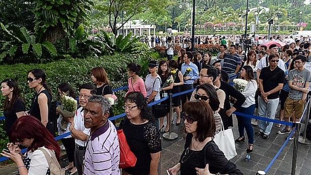 Nguoi dan xep hang viet so tang Ly Quang Dieu hinh anh