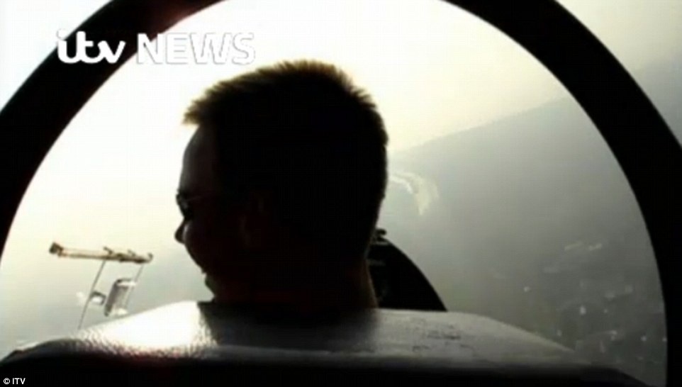 Co pho 4U9525 cuoi sang khoai khi hoc lai may bay hinh anh