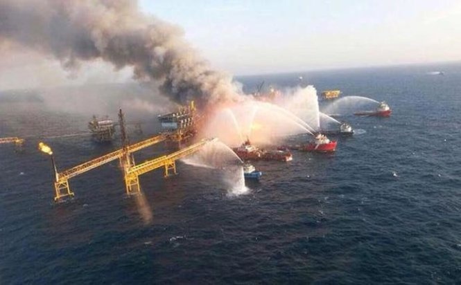 Gian khoan dau Mexico chim trong khoi lua, 4 nguoi chet hinh anh