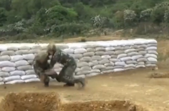 Binh si thoat chet khi nem truot luu dan hinh anh