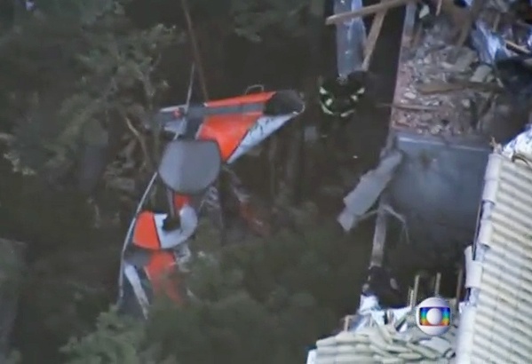 Truc thang lao vao nha dan, 4 nguoi tu nan hinh anh