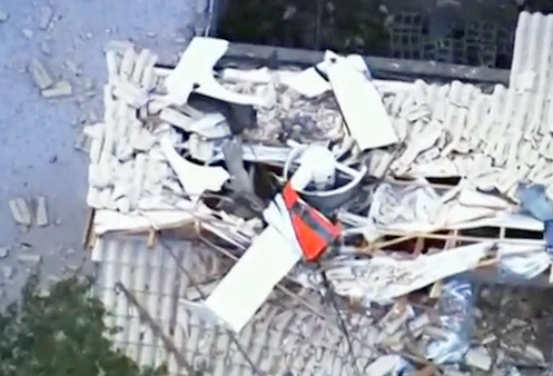 Truc thang roi vao nha dan, 4 nguoi chet hinh anh