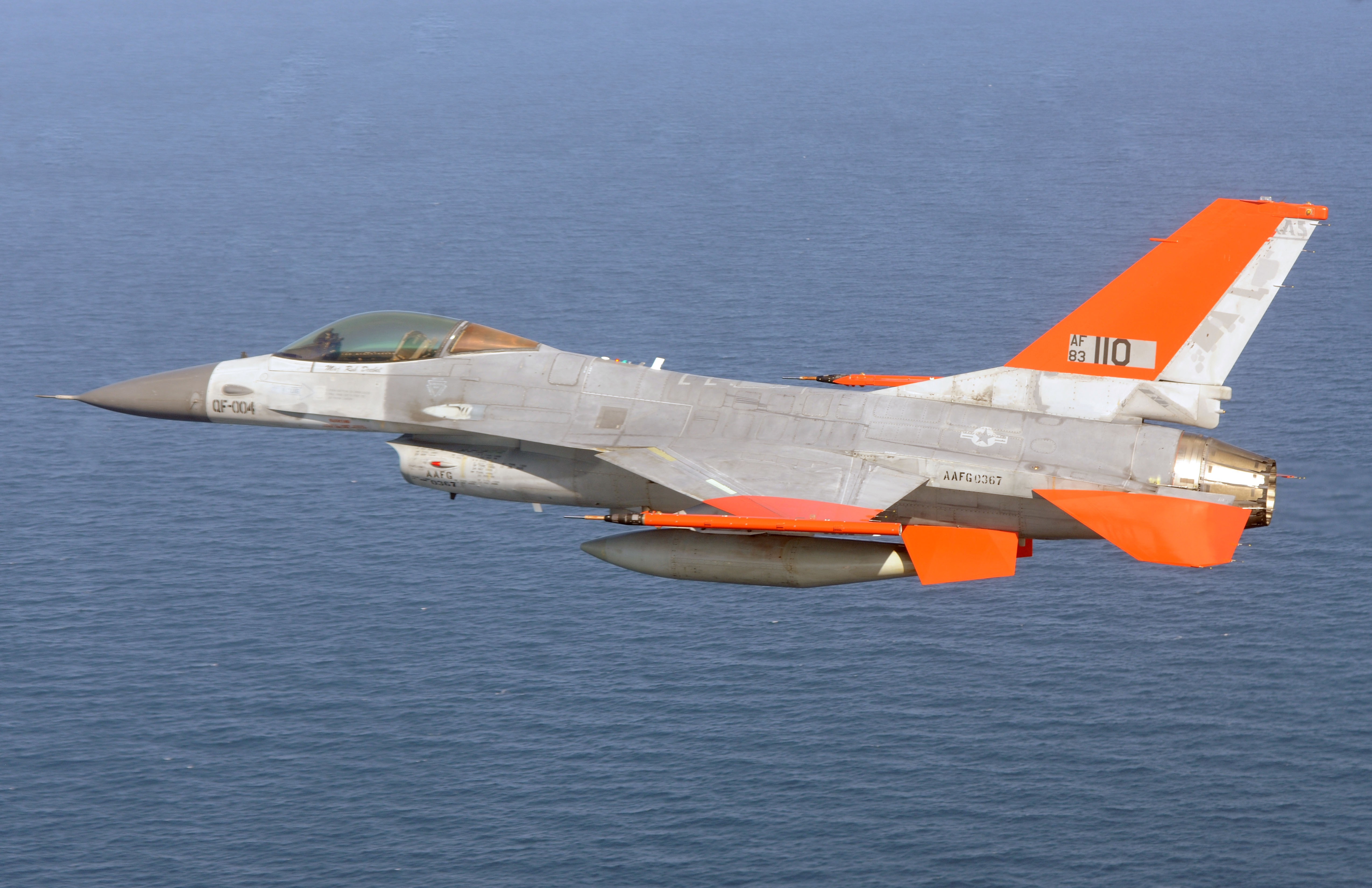 QF-16 pho dien kha nang nhao lon khong can phi cong hinh anh